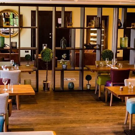 Stonecross Manor Hotel 4*