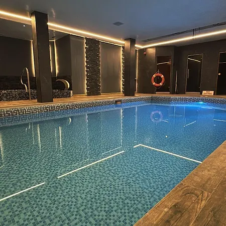 Stonecross Manor Hotel 4*